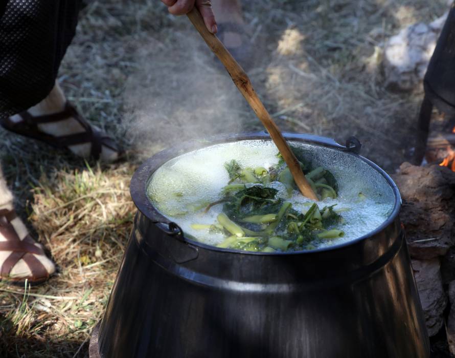 Vodice:Tradicionalni prvosvibanjski piknik u Rakitnici,spremanje divljeg zelja i pulente.