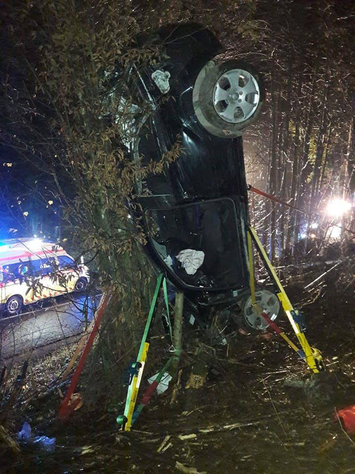 Kako je ovo uspio? Automobil završio na stablu, i to okomito!