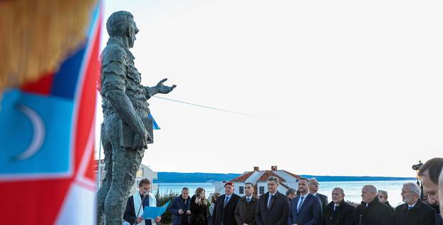Podstrana: Predsjednik Vlade Andrej Plenković na svečanosti otkrivanja spomenika dr. Franji Tuđmanu