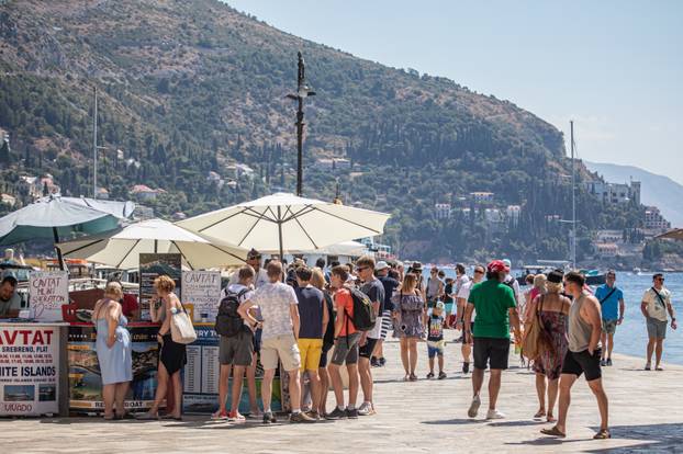 Dubrovnik: Turisti uživaju u ljepotama grada i kupanju na gradskim plažama