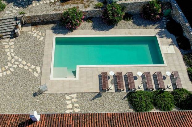 FOTO Ovaj predivan kameni dvorac s bazenom se prodaje za manje od 2 milijuna eura!