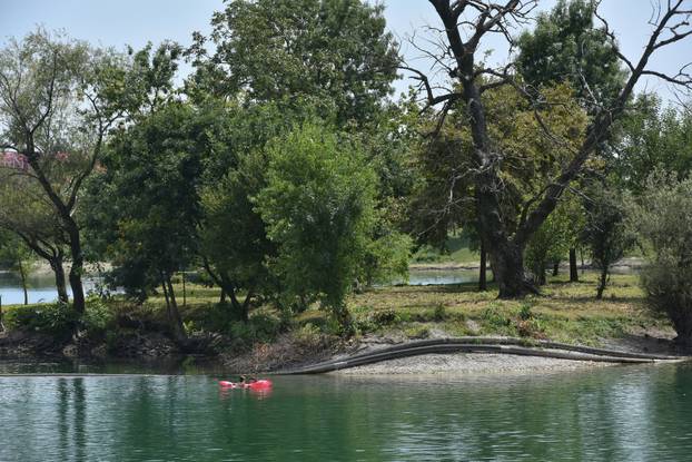 Zagreb: Topao ljetni dan građani iskoristili za boravak uz jezero Jarun