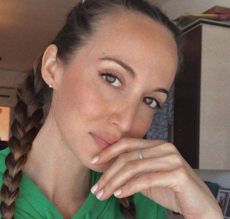 Bivša Feminnemka iznenadila pratitelje fotkom u gaćicama: 'Koji sport bi mi preporučili?'