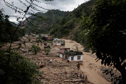 FOTO Katastrofa u Nepalu: Više od 200 mrtvih, poplave i bujice sve gore,  mnogi ostali zatrpani