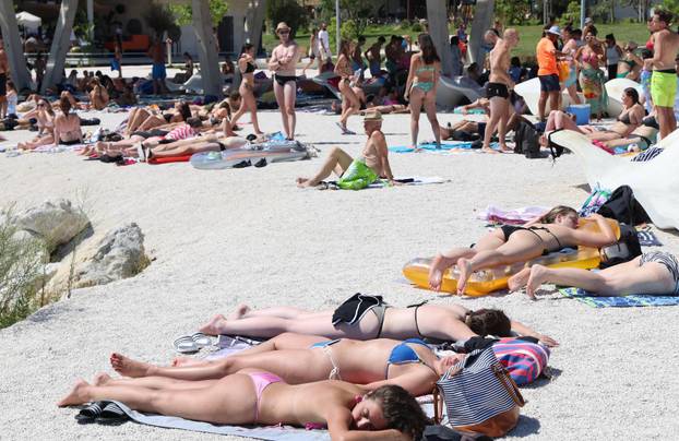 Splićani i turisti osvježenje potražili na Žnjanu