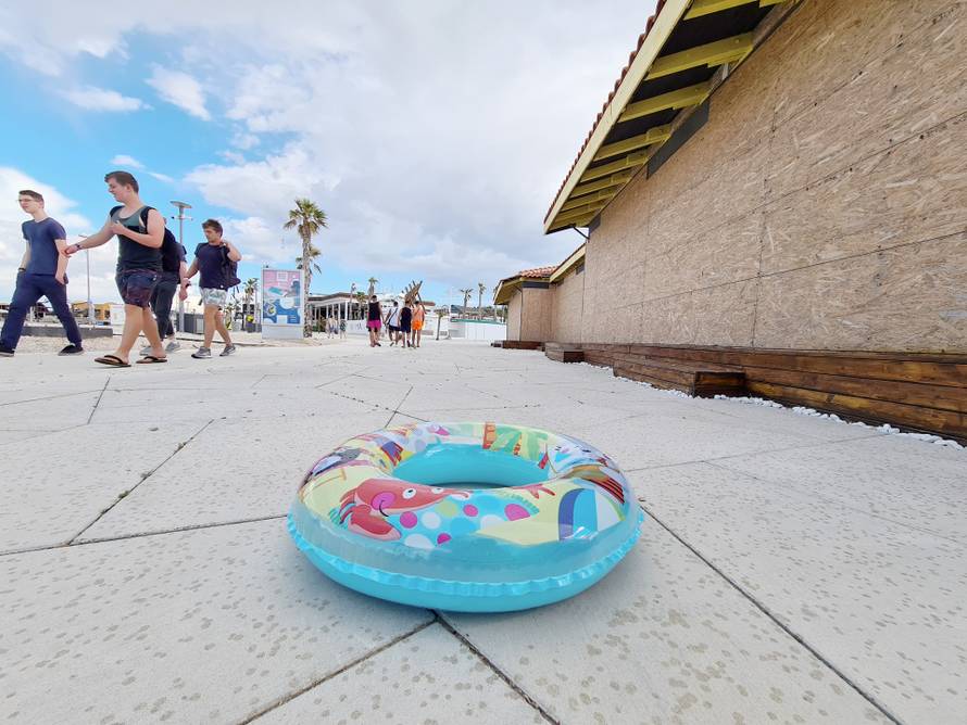 Zrće izgleda k'o površina Marsa s rejvom u pozadini. Rade dva kluba. A menadžeri - konobare