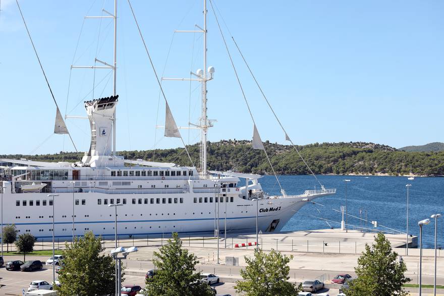 U Šibensku luku uplovio Club Med 2, najveći i najluksuzniji jedrenjak na svijetu