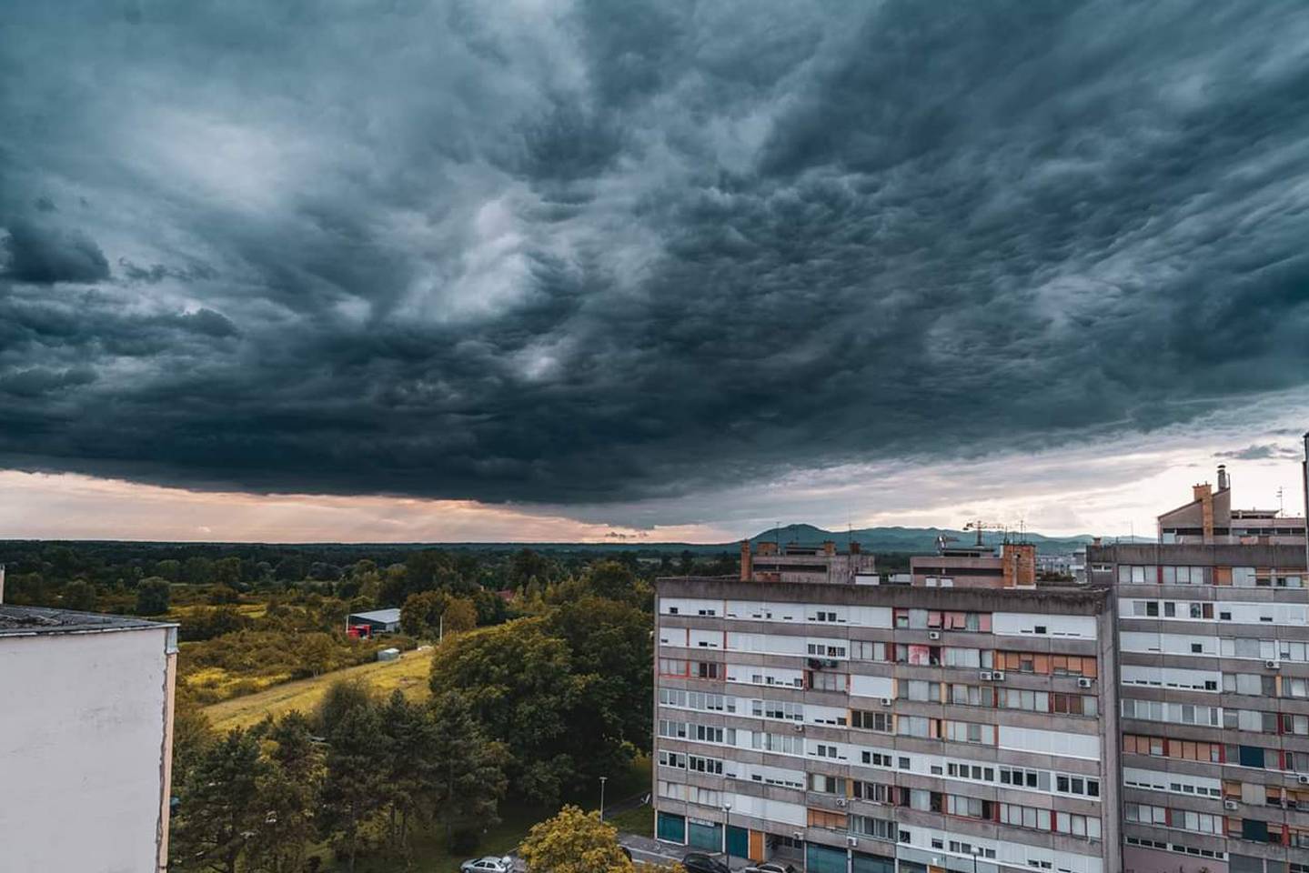 Crni oblaci i munje nad cijelim Zagrebom: Grom zapalio kuću
