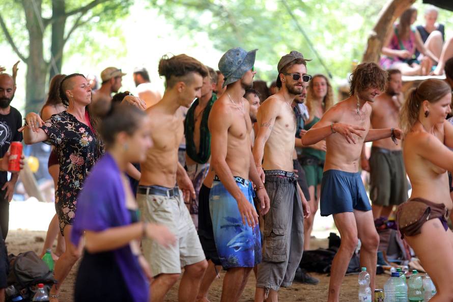 Gole grudi i psihodelija: Počeo Momento Demento na Mrežnici