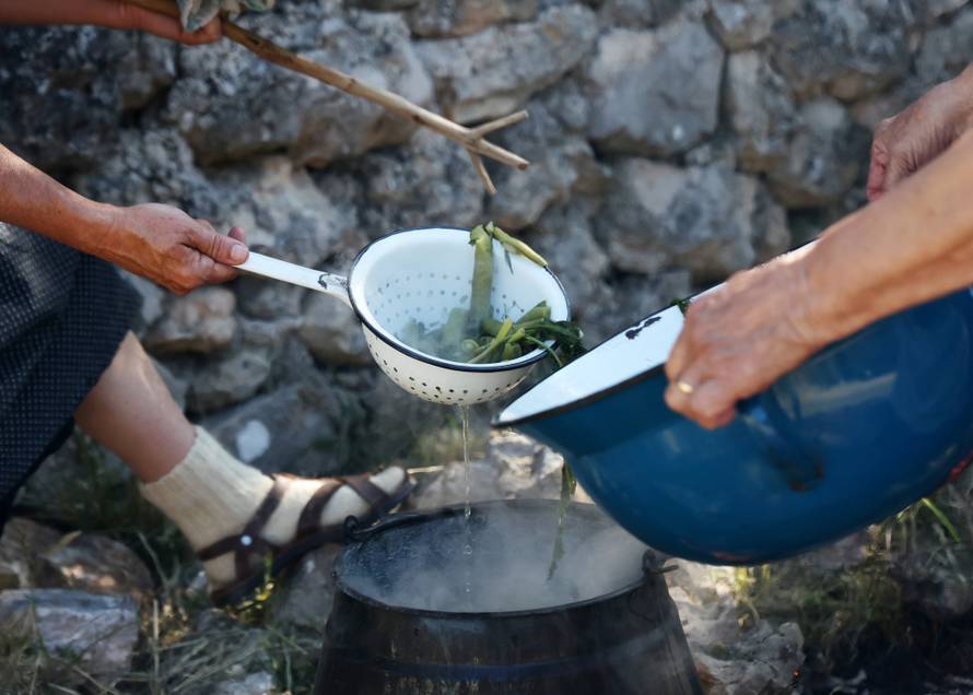 Vodice:Tradicionalni prvosvibanjski piknik u Rakitnici,spremanje divljeg zelja i pulente.