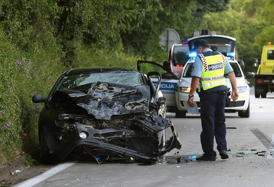 Vozač (26)  pretjecao i  skrivio frontalni sudar: Umro u bolnici
