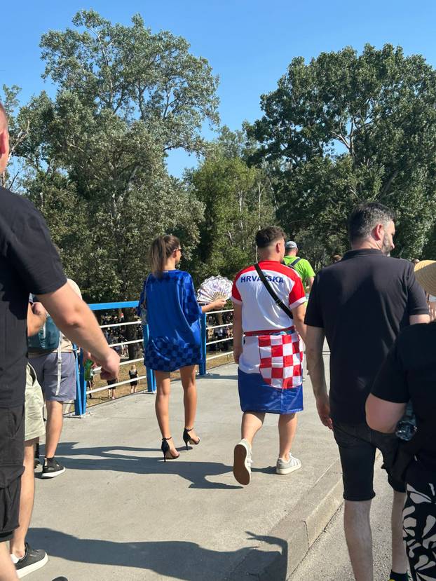 Na Thompsona sa zastavama i beretkama, a neki u štiklama: Pogledajte modne kombinacije