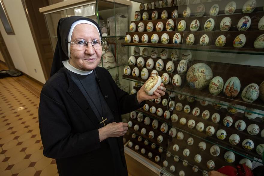 Časna Margita izrađuje figure od školjaka