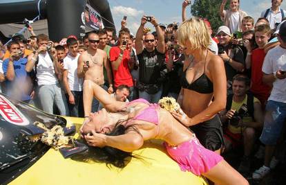 Velika Gorica: Street race uz seksi pranje auta