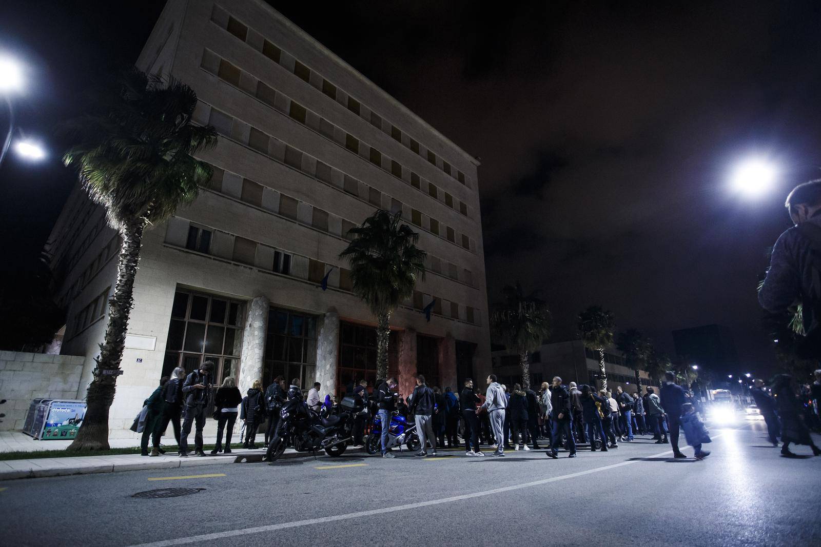 Prosvjednici protiv uvodenja novih covid mjera u Splitu