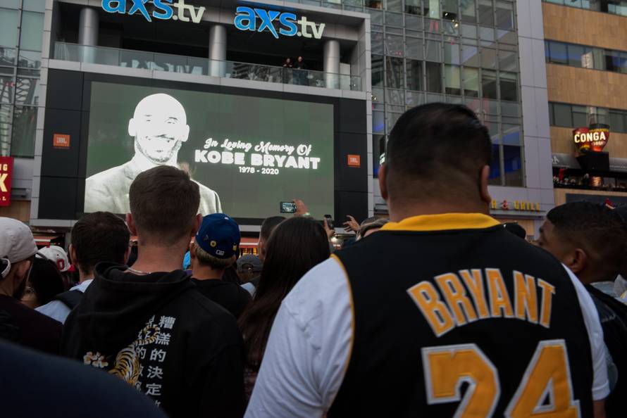 Rijeke navijača odaju počast Kobeju ispred njegova Staplesa