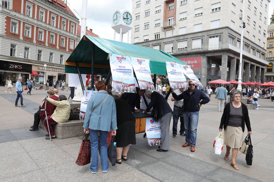 Lovci na potpise: 'Promijenit će djeci spol ako sad ne potpišete'