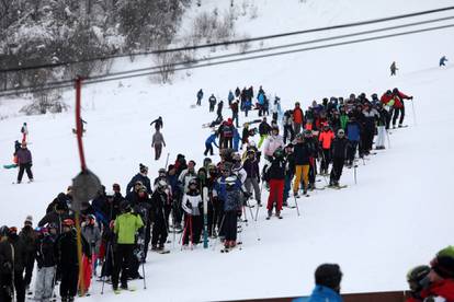 Mrkopalj: Mnogobrojni skijaši su pohrlili na uživanje u snijegu