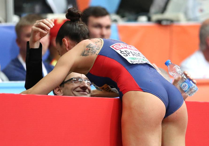 Atraktivna Srpkinja otkrila je dio intimne tetovaže na kuku...