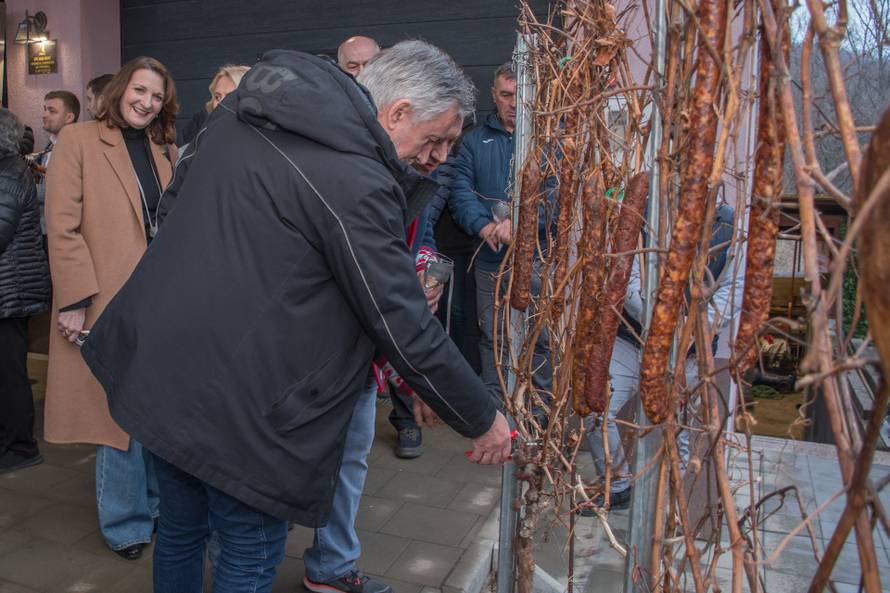 Škoro blagoslovio vinograd pa je počastio selo kobasicama, kulenom, slaninom i pjesmom