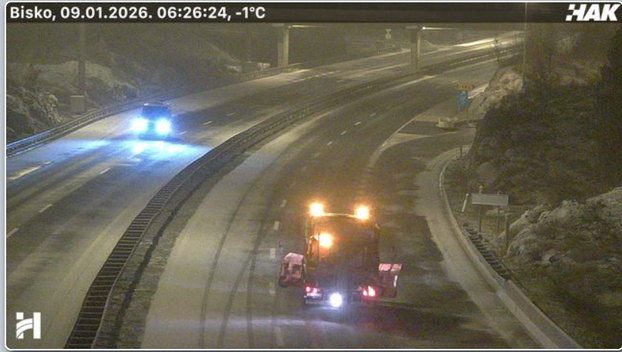 FOTO Snijeg, led i debeli minusi: Pogledajte stanje na cestama, u Lici i Dalmaciji pada snijeg