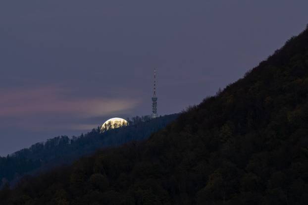 Zagreb: Pun Mjesec izlazi iza sljemenskog tornja