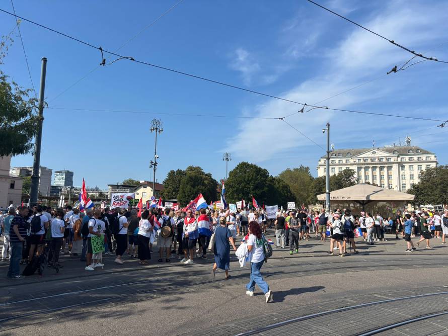 Ličani ispratili buseve koji voze u Zagreb na prosvjed bakljadom