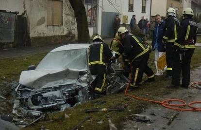 Nakon sudara auto završio u kanalu, dvoje ozlijeđeno