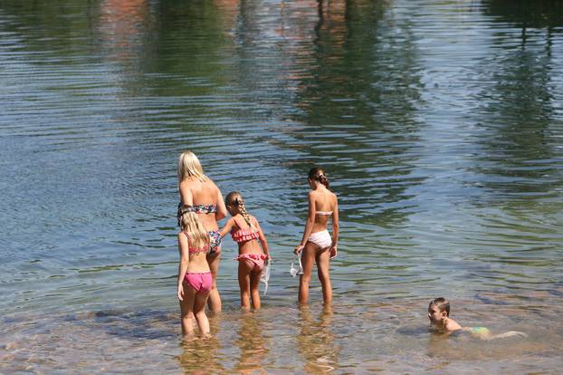 Duga Resa: Osvježenje od vrućina u rijeci Mrežnici