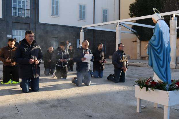 Muškarci mole krunicu u Šibeniku