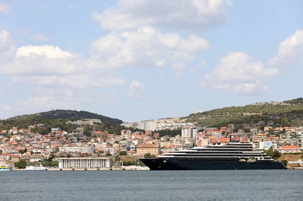 Šibenik: U šibensku luku uplovila je jahta Ritz-Carlton Evrima koja je službeni partner Mercedes AMG Petronas Formula 1 timu