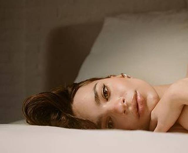 Emily Ratajkowski povodom Dana žena objavila fotografije na kojima pozira potpuno gola
