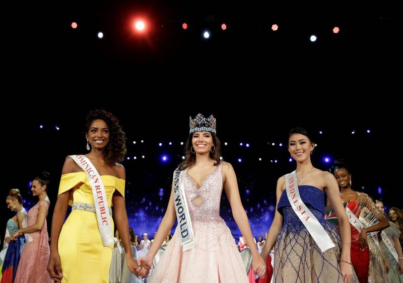Miss Puerto Rico Stephanie Del Valle stands with runner ups after winning the Miss World 2016 Competition in Oxen Hill, Maryland.