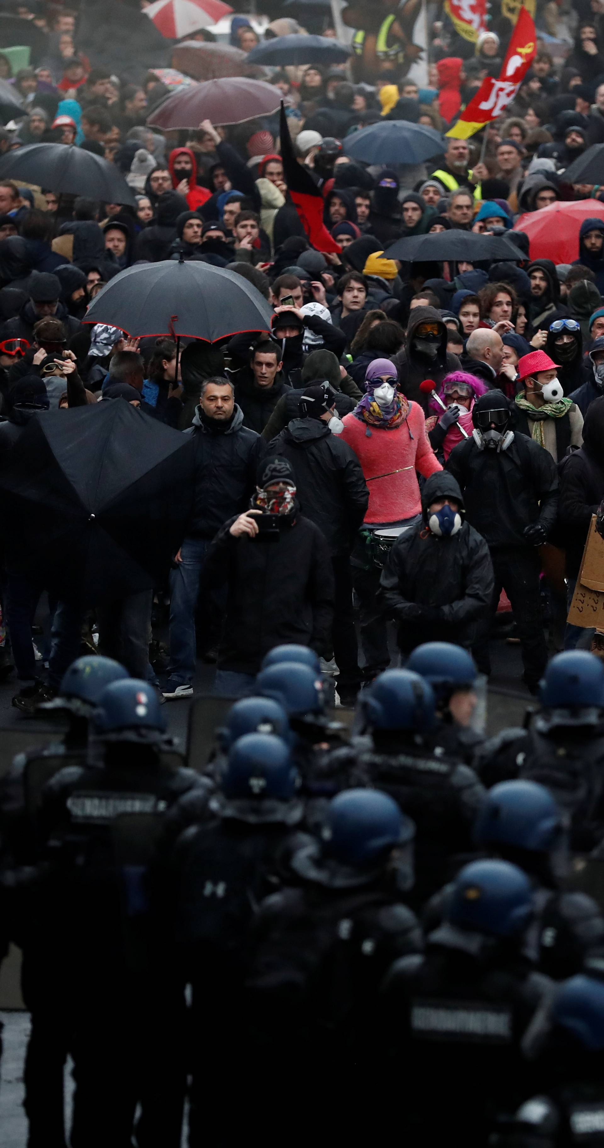 Prosvjednicima u Francuskoj se priključili učitelji i odvjetnici