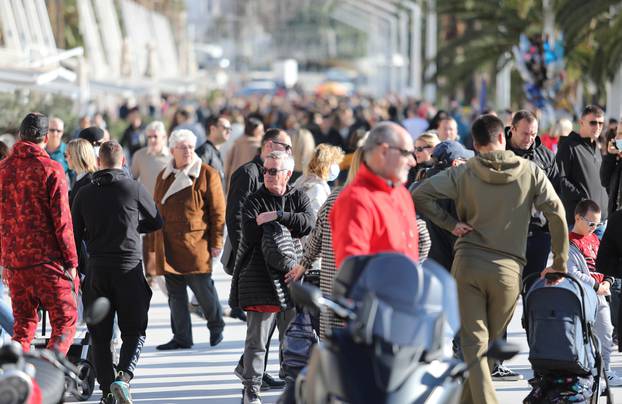 Splićani ignoriraju upozorenja Stožera, natiskali se na rivi i uživali u kavi