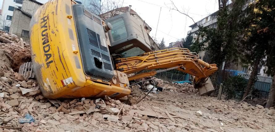 Bager se prevrnuo u Zagrebu: 'Strovalio se u podrum kuće'
