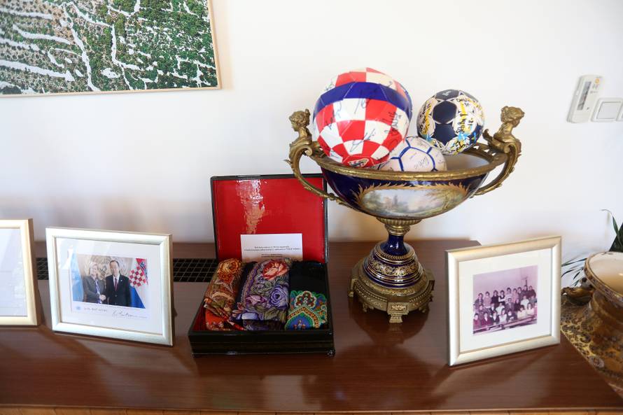 Kolindine zlatne krune: Dobila je i Putinove raskošne rupce...