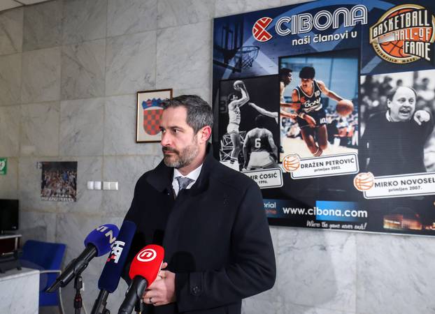 Zagreb: Ministri obišli oštećenu Cibonu 