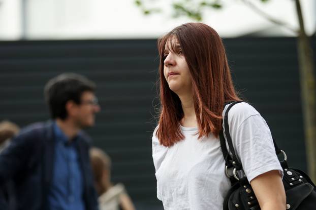 Graz: Dan nakon pokolja u školi brojni građani i učenici polažu cvijeće i pale svijeće za ubijene