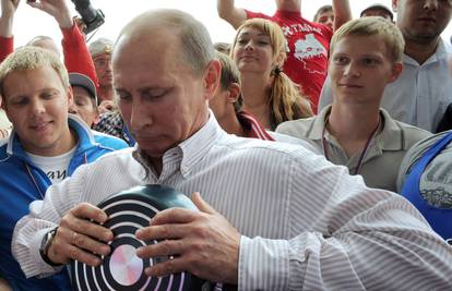 Ništa nije problem: Putin se penjao na stijenu i savijao tavu