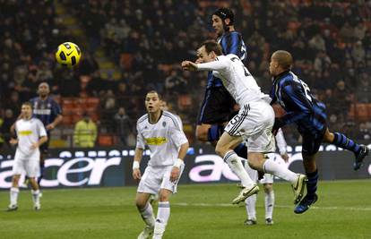 Inter jedva s Cesenom, Arsenal preko Leedsa u četvrtfinale