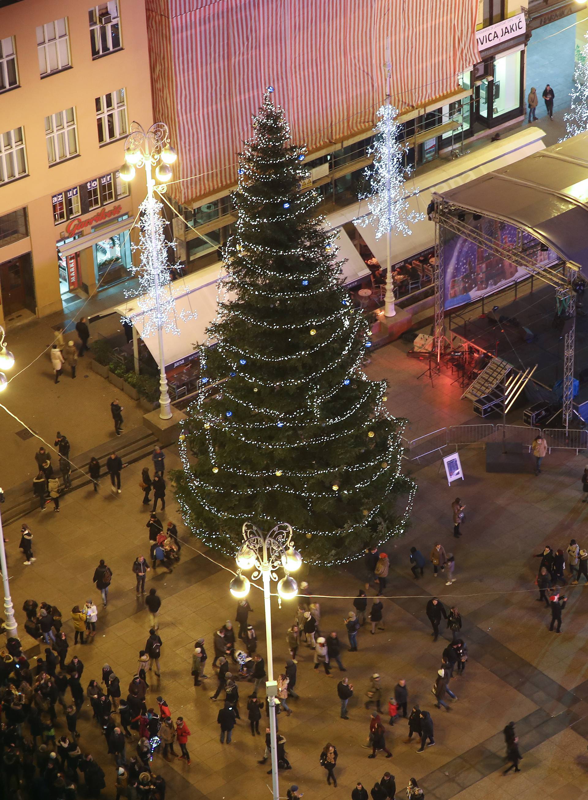 Počeo Advent u Zagrebu: Prva svijeća svijetli na glavnom trgu