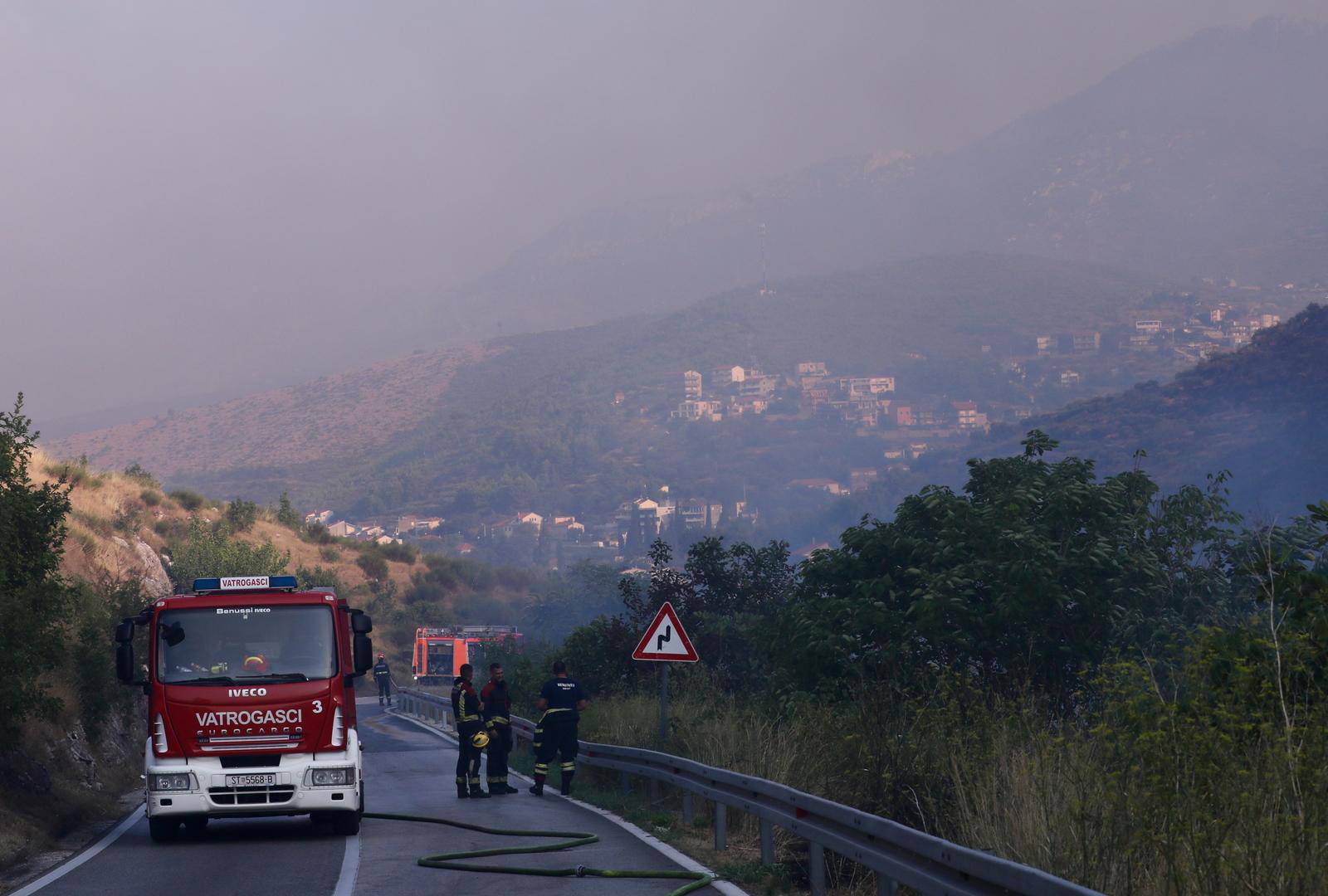 Žrnovnica: Kanaderi pristigli u pomoć gasiteljima koji su noć probdjeli na požarištu