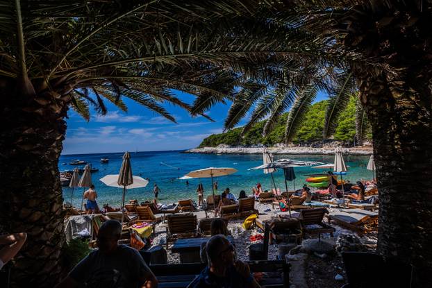 Otočić Pokonji Dol obiđe se u samo 600 koraka, a na njemu ponosno stoji svjetionik iz 1872.