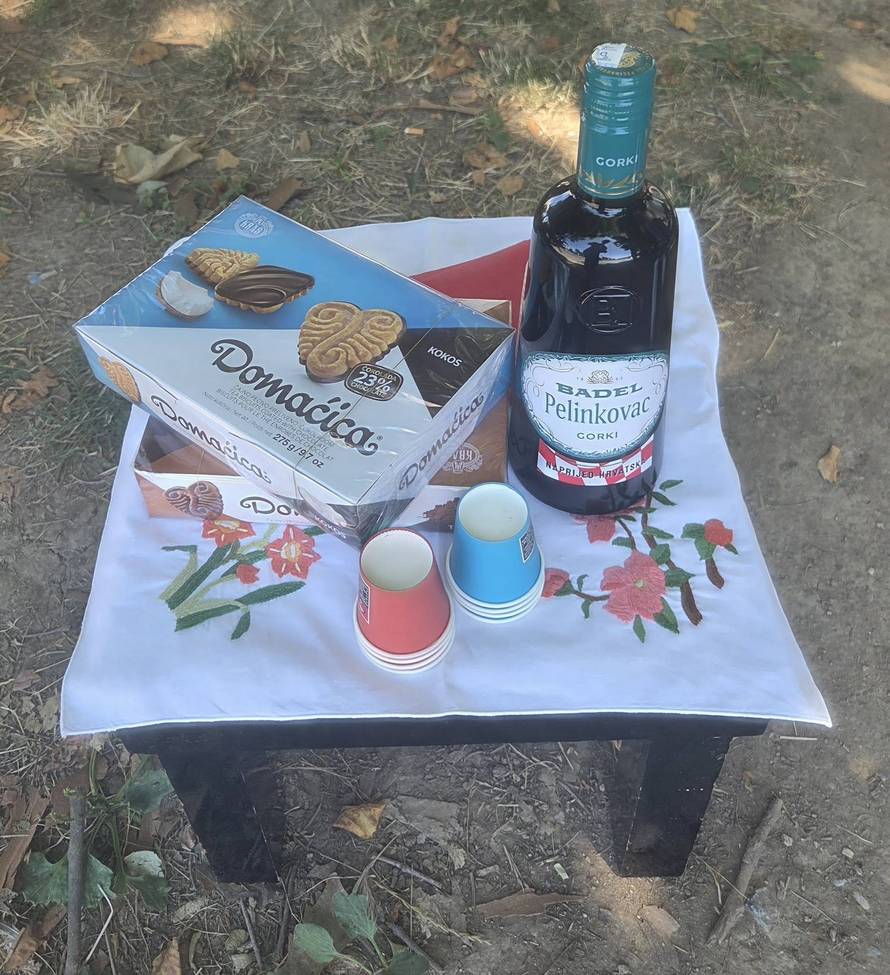 FOTO Keleminec stigao pred stan Dalije Orešković. Ona ga poslužila keksima i pelinom