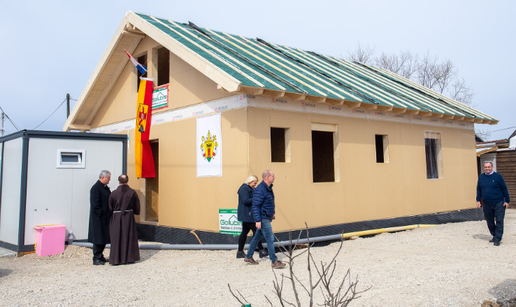 U Mošćenici je podignuta prva kuća iz projekta 'Krov za Hrvatsku' Željezanske biskupije