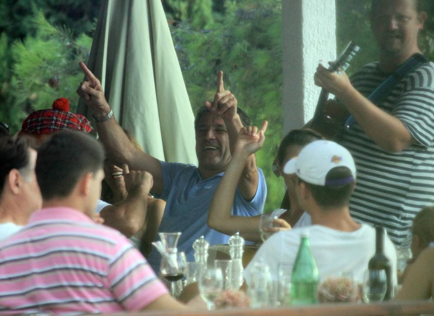 ARHIVA - 2010. Hvar: Nakon Dinamovog poraza Zdravko Mami? iz sveg glasa pjevao dalmatinske pjesme