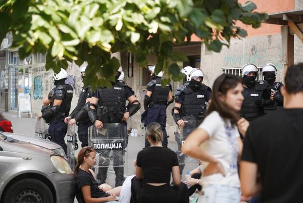 Novi Sad: Studenti u blokadi novosadskih fakulteta organizirali su skup pod nazivom "Crveni karton" ispred zgrade Osnovnog suda