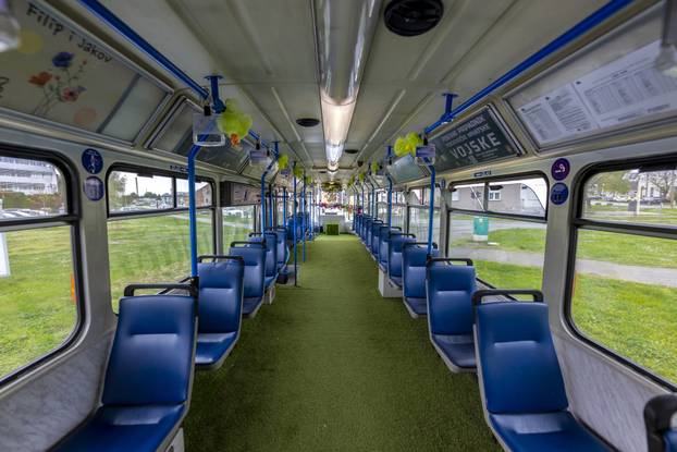 Tramvaj ukrašen Uskrsnim dekoracijama vozi po Osječkim ulicama 