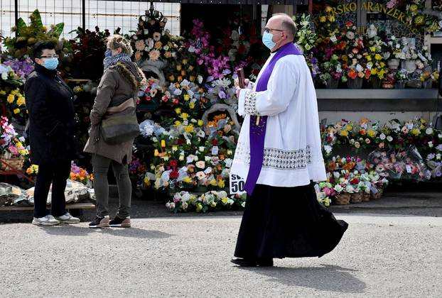 Pogreb djevojčice Nikoll na gradskom groblju u Novoj Gradiški